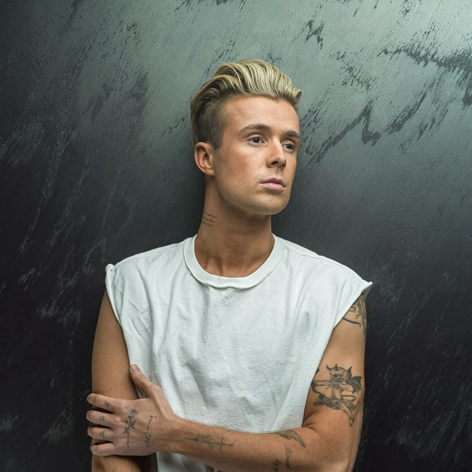 Der international erfolgreiche DJ Jaden Bojsen posiert vor einem dunklen Hintergrund. Mit ihm entstand der Titel „Lighthouse – The Sound of Ammolite“.