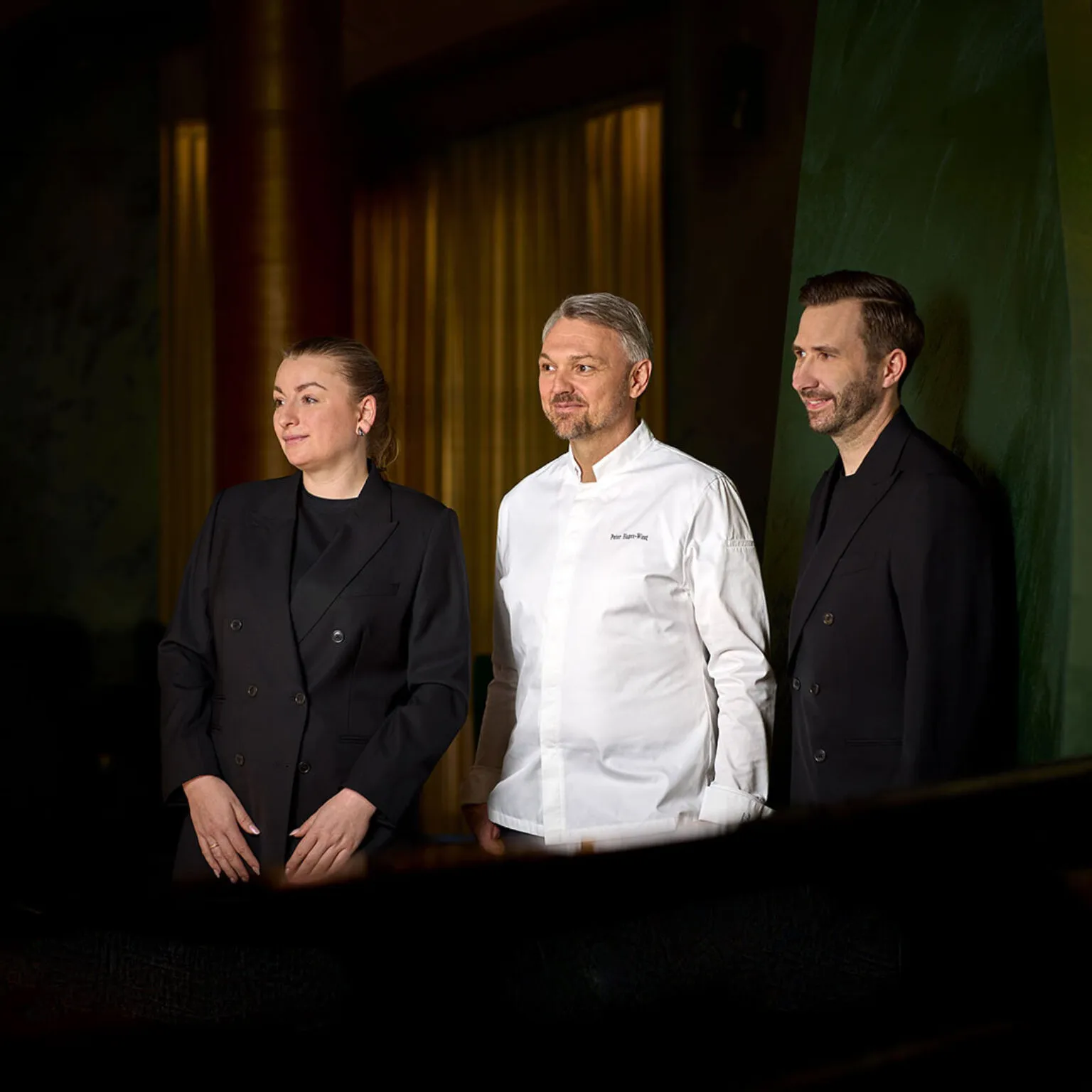 Von links nach rechts: Restaurantleiterin Lisa-Marie Schmidt, Küchenchef Peter Hagen-Wiest und Sommelier Sascha Schmidt im Ammolite – House of Light.